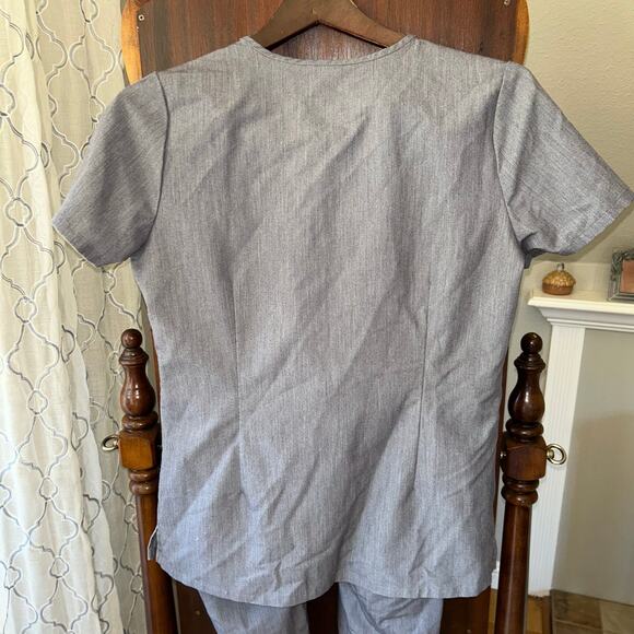 Figs size XS Carolina scrub top and joggers gray scrubs - Picture 3 of 9